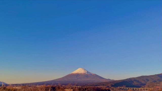 あけましておめでとうございます。

昨年9月頃から続いた繁忙期を乗り越え、
年末年始で9日間と長いお休みをいただき、
スタッフ一同体調を崩すこともなく
昨日より元気に営業再開いたしました！

本年もどうぞよろしくお願い申し上げます🌷
⁡
⁡
----------------------------

LMSカスタマーズ/メンバーズクラブ会員のみなさまに
イベントのお知らせを兼ねた年賀状DMを送付しました。

…が、年末の発送時にてんやわんや紆余曲折すったもんだあり
結果的に「謹賀新年」と記載のあるハガキが
12月31日に届いてしまったおうちもあったようです…

ｺﾞﾒﾝﾅｻｲ🙇🏻💦

#ランドマークストーブ
#lmstove
#薪ストーブ
#静岡
#富士